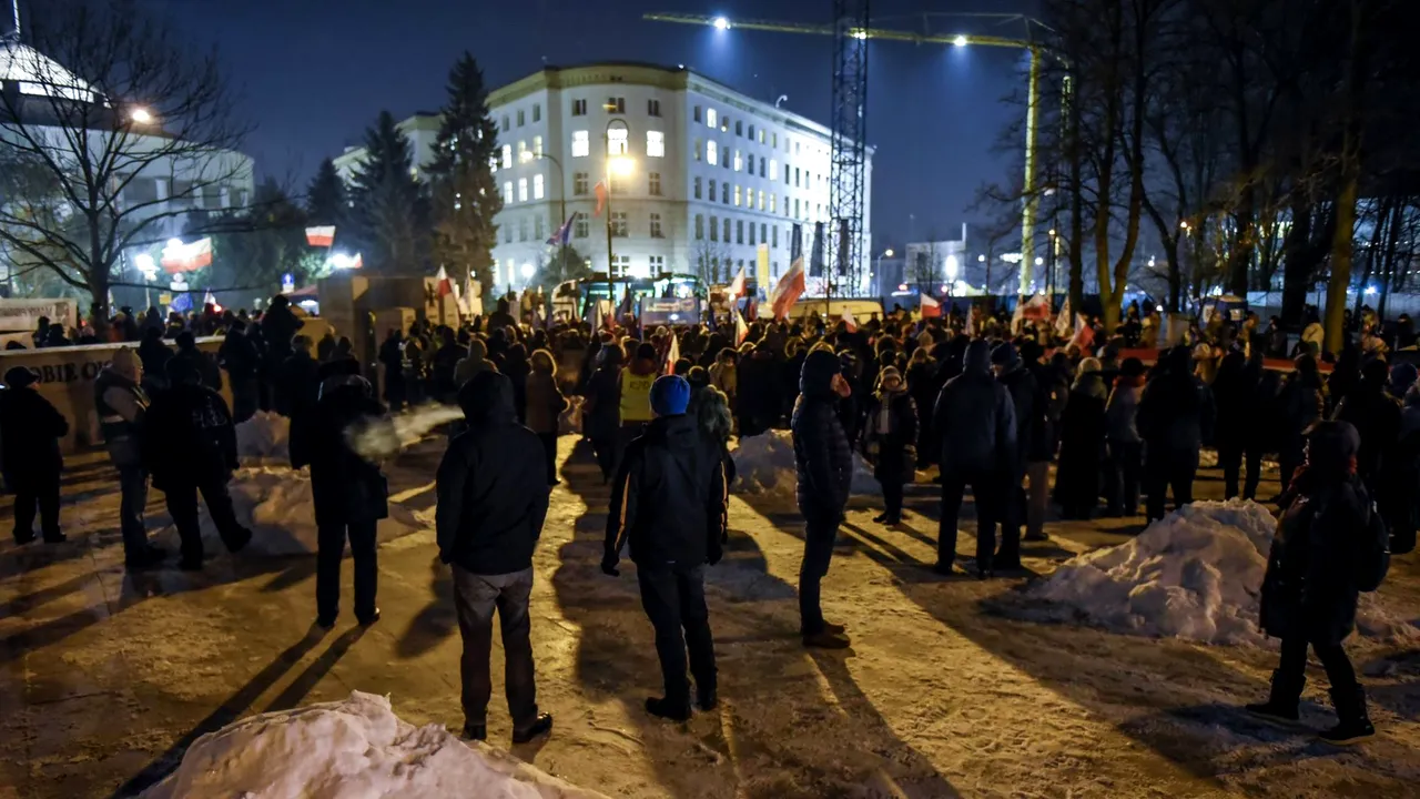 GALERIE FOTO Protest în faţa Guvernului faţă de OUG privind graţierea / Mitinguri la Cluj Napoca, Iaşi, Sibiu şi Craiova  