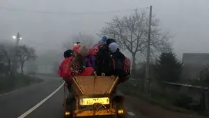 Copii duşi la şcoală, înghesuiţi într-o căruţă nesemnalizată. Inspectoratul şcolar dă vina pe părinţi