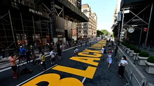 VIDEO | Primarul New York-ului i-a ajutat pe activişti să picteze mesajul 