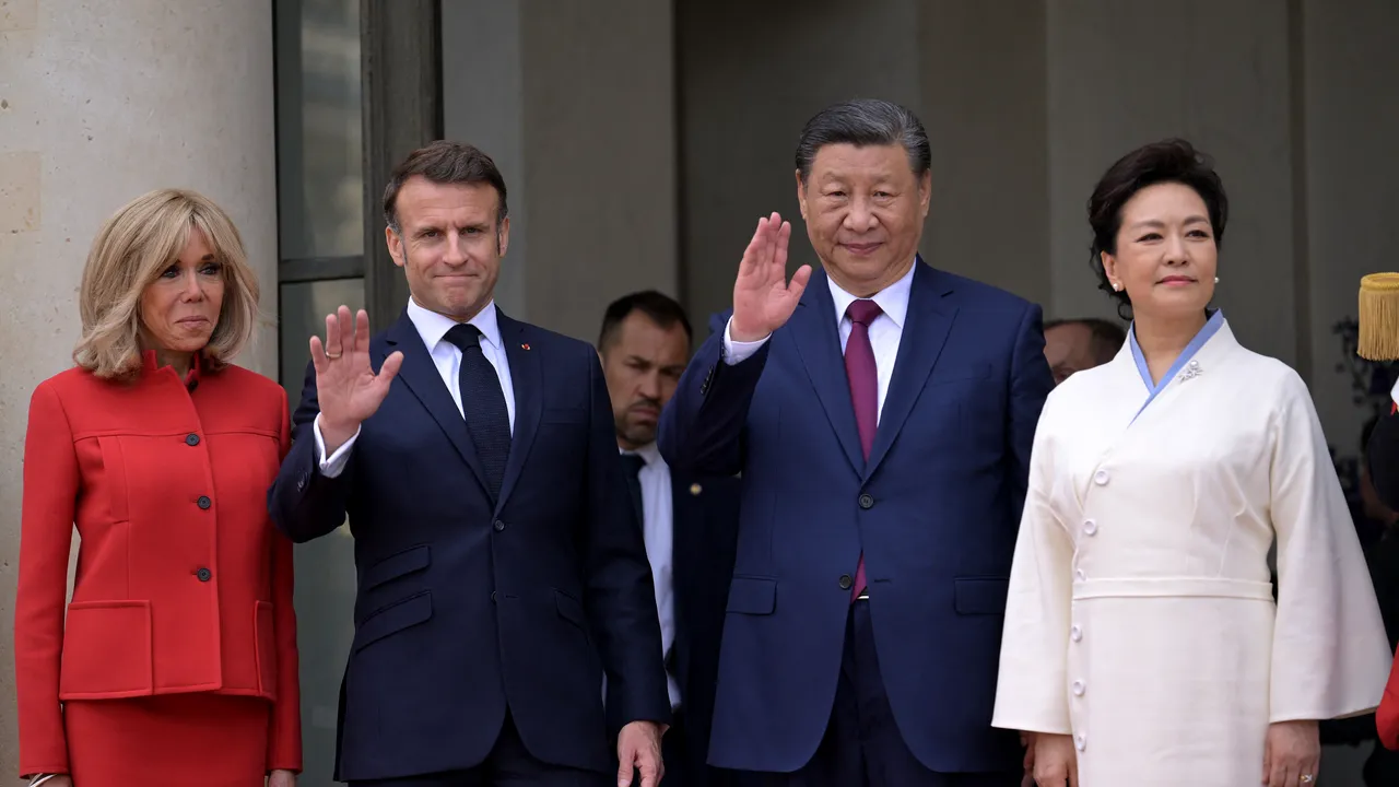 Vizita lui Xi Jinping în Franţa: Macron salută ”angajamentele” chineze de a se abţine de la vânzarea de „orice armă” către Moscova