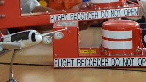 Cele două cutii negre ale avionului AirAsia, recuperate din Marea Java