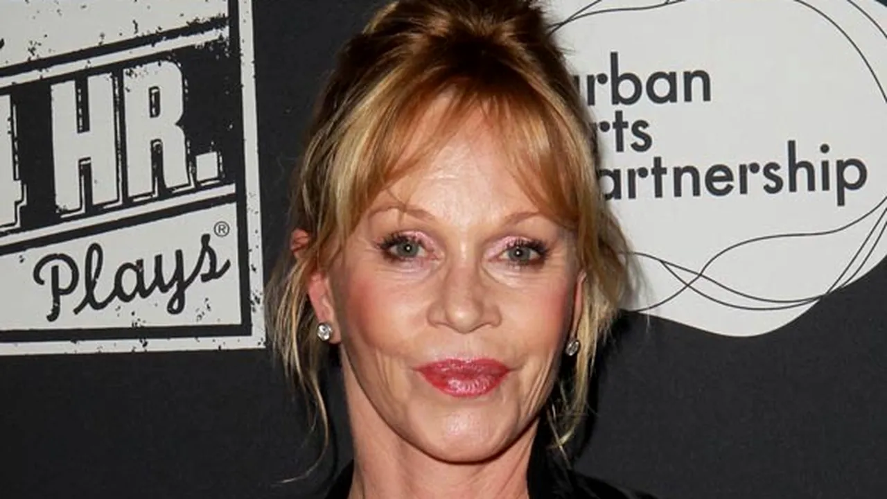 Melanie Griffith şi-a şters de pe antebraţul drept tatuajul cu numele lui Antonio Banderas