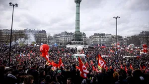 Peste un milion de participanţi la protestele din Franţa / Marine Le Pen: Este 
