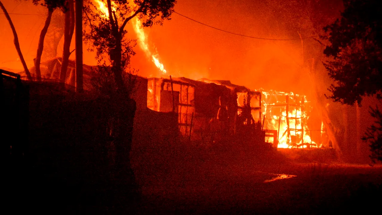 Un incendiu de vegetaţie face ravagii în apropiere de Atena. Mai multe case şi un spital au fost evacuate
