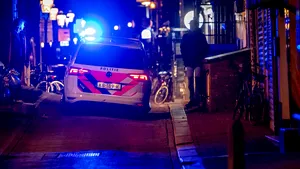 Un primar le-a cerut oamenilor să stea în case, dar nu l-a ascultat nici măcar soţia. Unde au găsit-o poliţiştii, la 1.00 noaptea