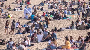 Petrecere spontană pe plajă în Barcelona, unde masca e obligatorie şi la soare. Incidentul a aprins discuţii în Spania