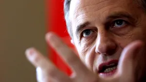 Geoană: Schimbarea şefilor instituţiilor publice pe criterii politice este de preferat