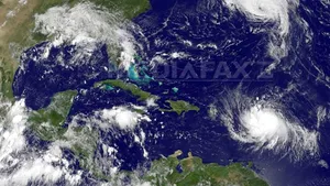 Uraganul Earl se intensifică şi se îndreaptă către Caraibe