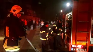 Incendiu izbucnit într-un bloc din Piteşti: Trei femei şi un copil de 8 ani au suferit atacuri de panică