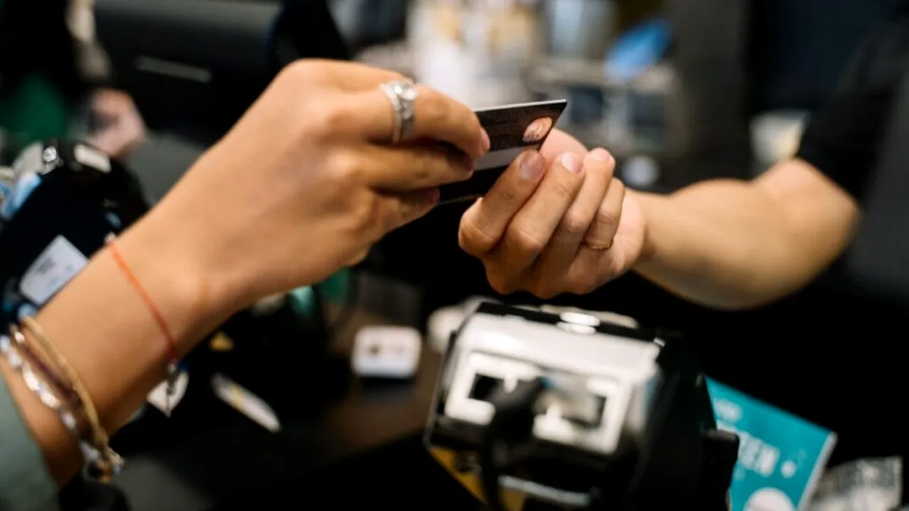 Tot mai puțin cash în Spania: plățile cu cardul ating un nivel record
