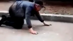 VIDEO Un tânăr a fost filmat în timp ce se plimbă cu un bărbat în lesă, într-un oraş din Gorj 