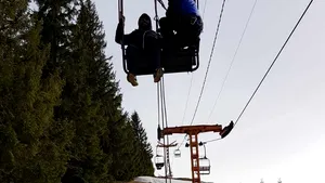 Amendă de 6.000 de lei. Şoferul care a provocat incidentul cu zeci de oameni blocaţi în telescaun a fost sancţionat