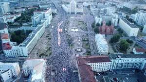 VIDEO În timpul celui mai mare protest, Lukashenko şi-a adus susţinătorii la Minsk cu autocarele şi i-a numit pe protestatari „şobolani”