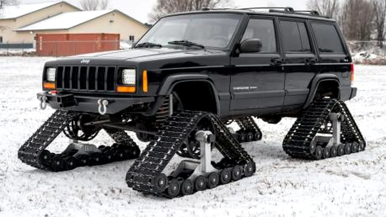 Un Jeep Cherokee 2021 a fost transformat într-un snowmobil cu cinci locuri

