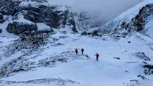 Tânărul dispărut în Bucegi duminică seara nu a fost încă găsit. Căutări extinse cu Black Hawk, drone și echipe Salvamont