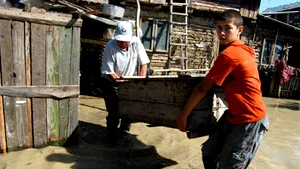 Oamenii evacuaţi din Săuceşti se întorc la casele lor, apele se retrag