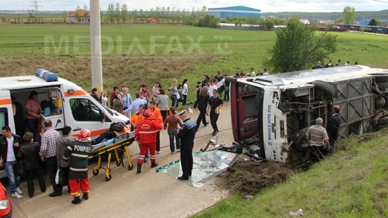 ACCIDENT GRAV ÎN ARGEŞ: Un autobuz cu 38 de pasageri a căzut de pe o pasarelă - GALERIE FOTO