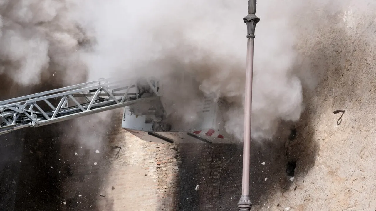 Muncitorul român a fost salvat de sub dărâmăturile turnului din Roma după 11 ore