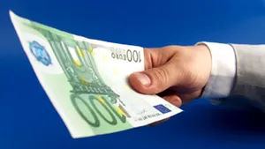 Consilier juridic din Ministerul Finanţelor, prins luând mită
