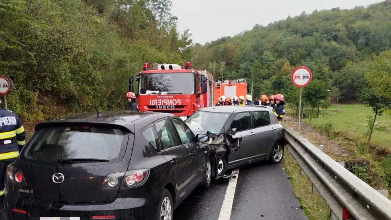 Accident cu trei autoturisme pe DN76. Două femei au ajuns la spital