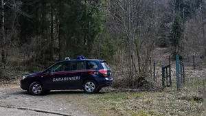 O  șoferiță de 84 de ani a lovit cu mașina doi bicicliști. Soțul ei a încercat să o ajute și a lovit doi polițiști