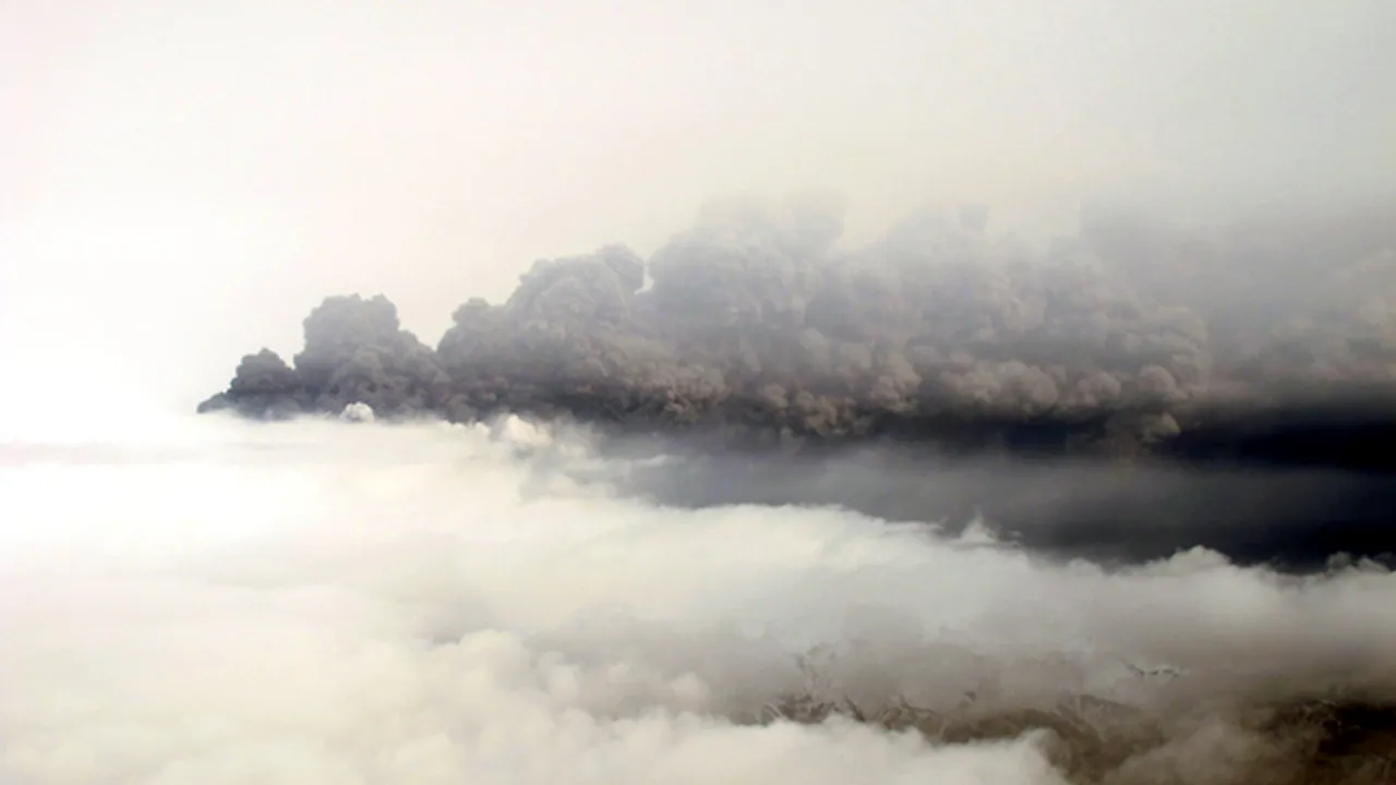 Zeci de curse aeriene, anulate în România din cauza erupţiei vulcanice