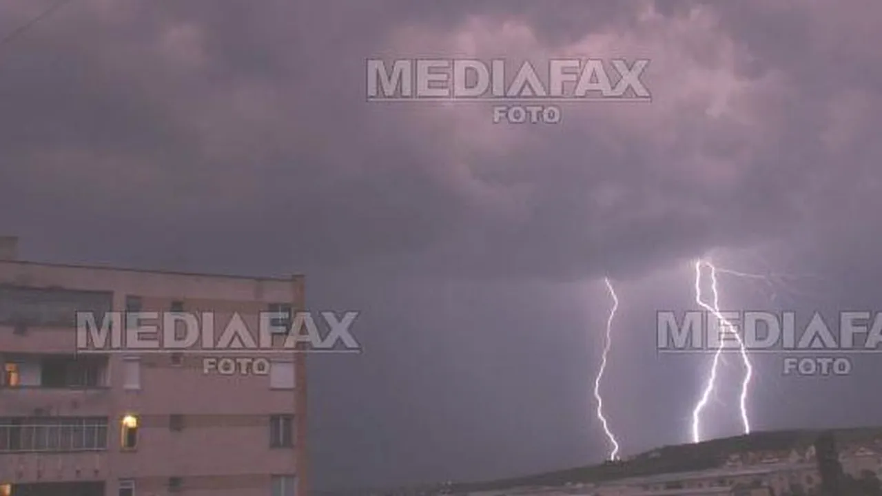 Nouă localităţi fără energie electrică în urma unei furtuni puternice, în Alba