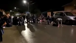 VIDEO | Imaginile zilei în România: s-au aşezat în genunchi, pe stradă, şi s-au rugat să scape de coronavirus. Totul a fost transmis pe Facebook, iar poliţia a intervenit imediat