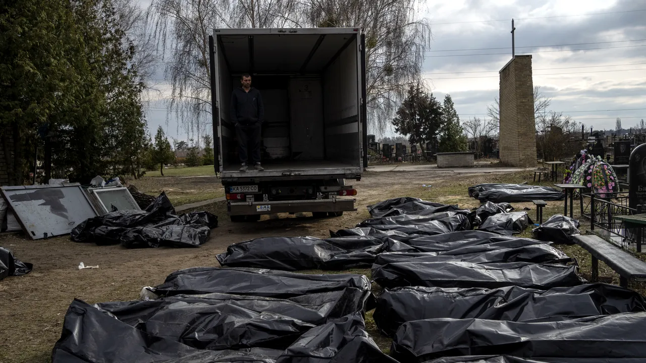 Cimitir improvizat, cu 440 de morminte, descoperit în teritoriile eliberate de ucraineni 