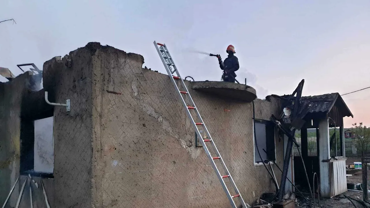 Un bărbat din Botoşani, bănuit că a dat foc casei în care se aflau soţia şi copilul lui, audiat la Poliţie/ Tragedia a fost evitată în ultima clipă
