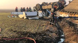 UPDATE: Şoferul camionului RĂSTURNAT în Ialomiţa a murit. S-au înregistrat scurgeri de combustibil | FOTO