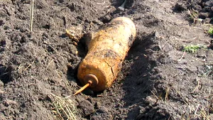 Proiectil exploziv de calibrul 76 mm, găsit de un bărbat din Giurgiu, în timp ce ara un teren agricol