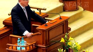 Ungureanu: Nu accept invectivele lui Ponta şi Antonescu. Vreau altă ţară construită din acest moment