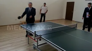 Cluj: Primarul Boc a tras la poartă şi a jucat ping-pong, la inaugurarea sălii de sport a unui liceu - FOTO