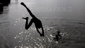 Îţi place să înoţi în aer liber? Ce boli poţi lua din apă şi care sunt sfaturile specialiştilor