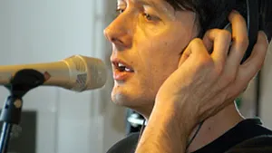 Solistul trupei Suede, în deschiderea concertului Muse