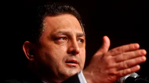 Vanghelie, după ce l-a felicitat pe Năstase: Mă adaptez, ce dracu’ să fac, să mor?