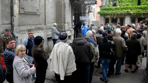 Aglomeraţie la CAS Bucureşti, aproape 1.000 de persoane au stat la coadă pentru a solicita cardul - FOTO