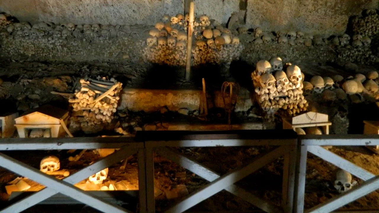 „Capuzzelle”. Cimitirul din Napoli unde femeile adoptau cranii și le cereau ajutor