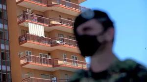 Italia a trimis armata în zona Napoli, pe fondul tensiunilor asupra focarului Covid-19 dintr-un complex ocupat ilegal de sute de lucrători din Europa de Est