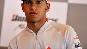 Lewis Hamilton, oprit de poliţie pe un drum din Melbourne
