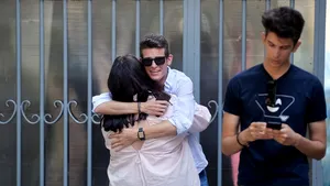 Rezultatele la BAC, aşteptate în curtea şcolii, cu ochii în telefon! Primele reacţii ale elevilor la aflarea notelor. „Tremuram foarte tare, nu ştiam ce să fac”