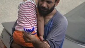 Povestea emoţionantă a refugiatului care vindea pixuri pentru a-şi putea hrăni copiii, după ce a fugit din Siria. Ce a făcut acesta cu banii primiţi din donaţii - FOTO, VIDEO