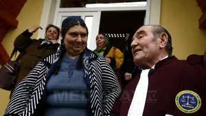 Tribunalul romilor din Sibiu la primul proces: împărţirea unei salbe - GALERIE FOTO