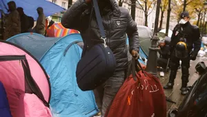 FOTO Autorităţile franceze evacuează o tabără de refugiaţi din nord-estul Parisului