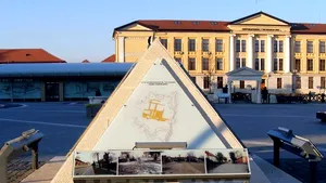 REPORTAJ: Statui de 1 milion de euro puse în Cetatea Alba Iulia după restaurare, printre care o piramidă sau Socrate, furate acum pe bucăţi - GALERIE FOTO