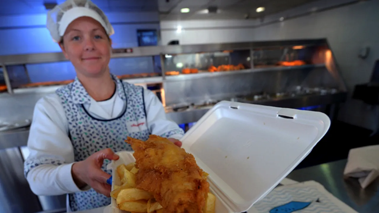 Peştele cu cartofi prăjiţi, simbol al gastronomiei britanice, sărbătoreşte 150 de ani