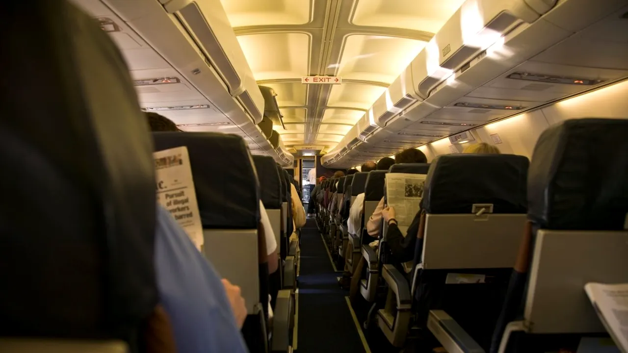 O studentă povesteşte cum a fost agresată sexual, în timp ce dormea la bordul unui avion. Reacţia companiei aeriene a înfuriat-o