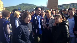 GALERIE FOTO Mii de angajaţi ai Leoni au declanşat un protest în faţa fabricii din municipiul Bistriţa