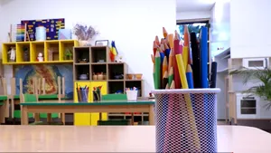 Matei abia aştepta să se întoarcă la grădi, după trei luni de vacanţă forţată. Birocraţia politicienilor îl mai ţine acasă